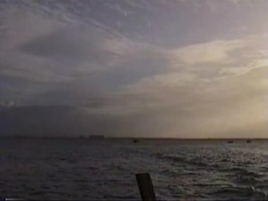 Teknedeki insanlar eğleniyor. Carenero, Miranda State, Venezuela, 1 Ocak 2001. 8 mm 'lik video. Yazı.