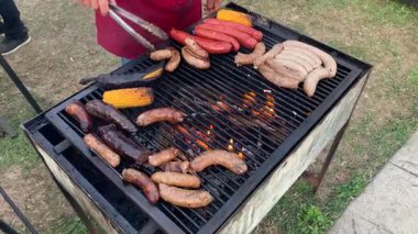 Izgarada ızgara, çeşit et, kara puding, kan sosisi, sosis, mısır. Venezuela, Karakas 30 Kasım 2025.