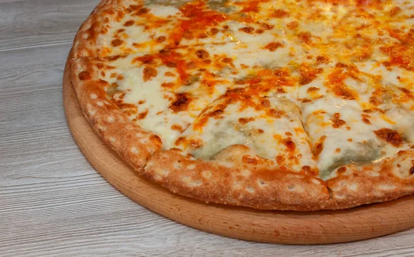 Quatre pizzas au fromage sur une planche — Photo