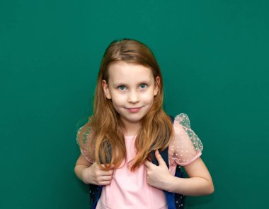 Sırt çantalı bir kız çocuğu.