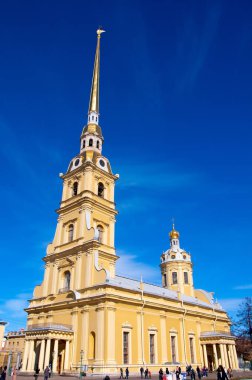 St. PETERSBURG, RUSSIA - 27 Mart 2021: Peter ve Paul Fortress Rusya 'nın Saint Petersburg kentindeki Neva nehrinden izlendi