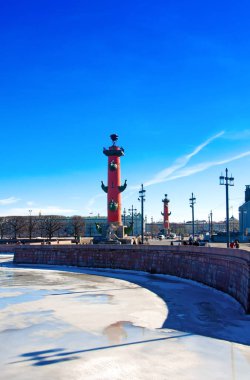 PETERSBURG, RUSSIA - 27 Mart 2021: St. Petersburg 'daki Vasilyevsky Adası' ndaki Rostral Sütun. Rusya