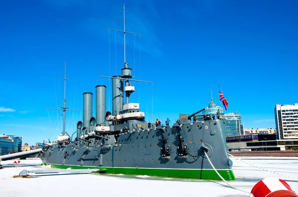 ST. PETERSBURG, RUSIA - 27 de marzo de 2021: Crucero Aurora, símbolo de la Revolución de Octubre, actualmente conservado como buque museo sobre el río Neva en San Petersburgo, Rusia. — Foto de Stock