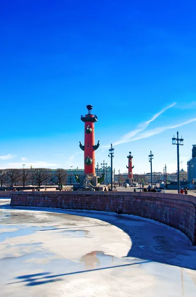 ST. PETERSBURG, RUSSIE - 27 mars 2021 : Colonne rostrale sur la flèche de l'île Vassilievski à Saint-Pétersbourg. Russie — Photo