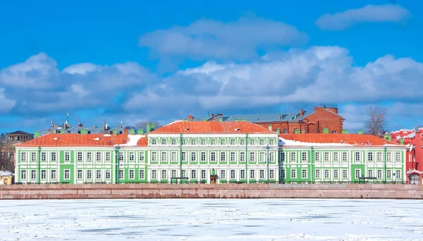 Palace in St. Petersburg on the embankment of the Neva river, Russia — Stock Photo, Image