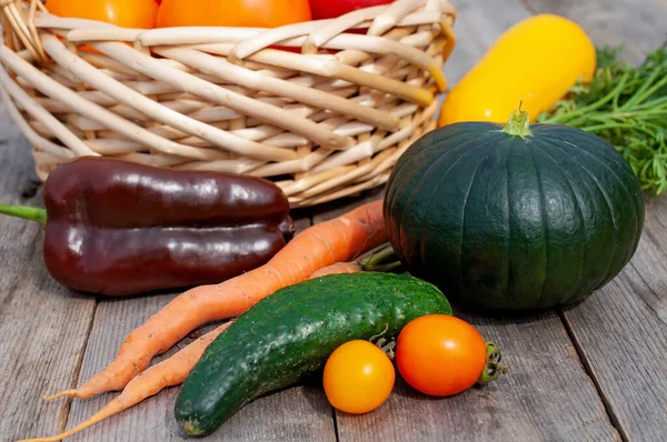 Frisches Gemüse im Korb. — Stockfoto