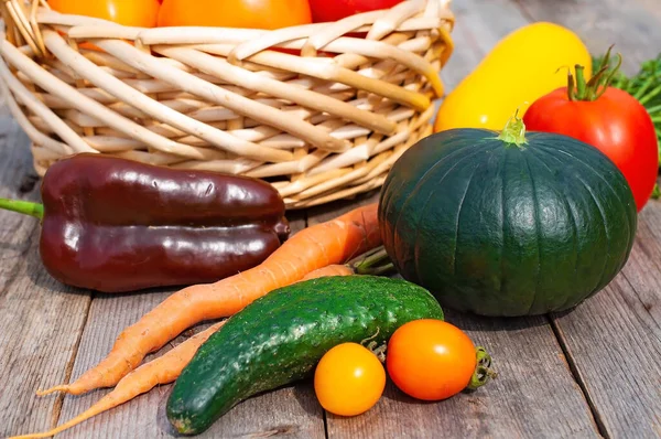 Frisches Gemüse im Korb. — Stockfoto