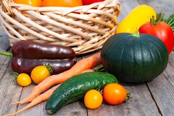 Verduras frescas en una cesta. —  Fotos de Stock