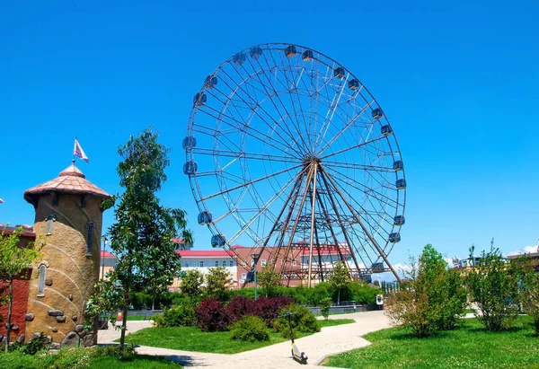 Sochi, Rusya - 1 Haziran 2021: Soçi Tematik Lunaparkı 'nda Zaman Çarkı — Stok fotoğraf