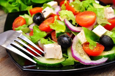 Yunan salatası ve çatal