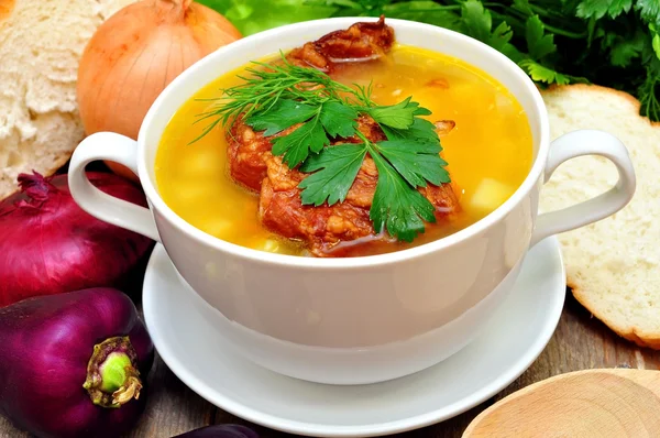 Гороховый суп с копчеными ребрами свинины — стоковое фото