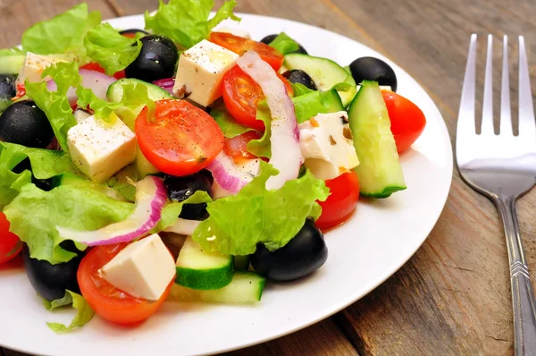 Греческий салат и вилка — стоковое фото