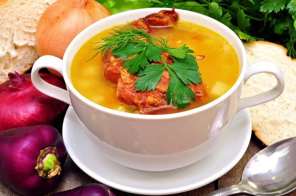Гороховый суп с копчеными ребрами свинины — стоковое фото
