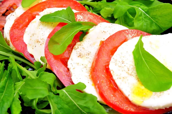 Traditionele Italiaanse caprese salade — Stockfoto