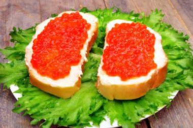 sandviçle bir tabak içinde somon havyar