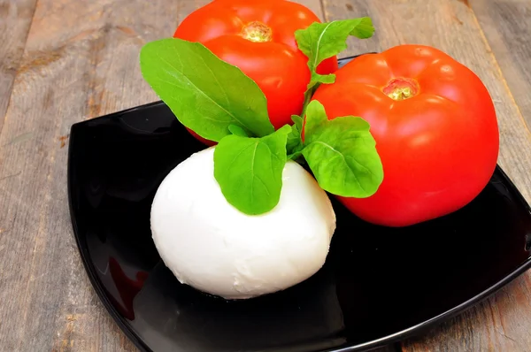 Pomodoro, mozzarella, rucola e basilico — Foto Stock