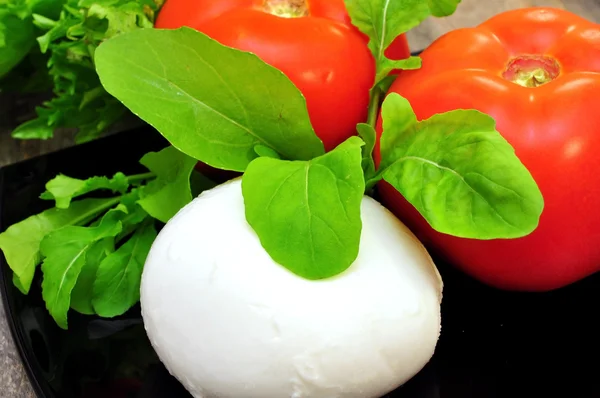 Pomodoro, mozzarella, rucola e basilico — Foto Stock