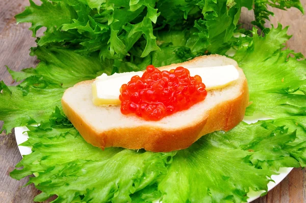 Sandwich con caviale di salmone in un piatto — Foto Stock