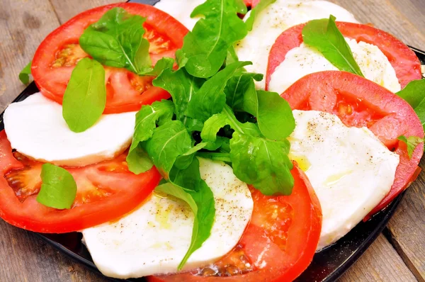 Итальянский капрезский салат — стоковое фото