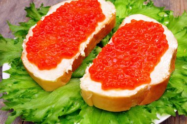 sandviçle bir tabak içinde somon havyar