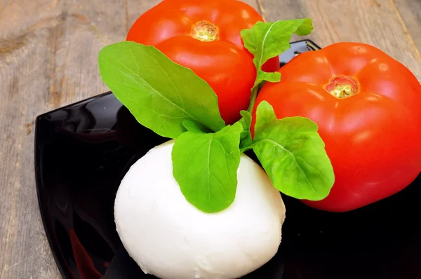 Pomodoro, mozzarella, rucola e basilico — Foto Stock