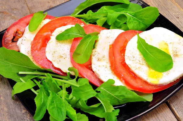 Traditionele Italiaanse caprese salade — Stockfoto