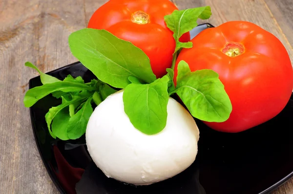 Tomate, mozzarella, rúcula y albahaca — 图库照片