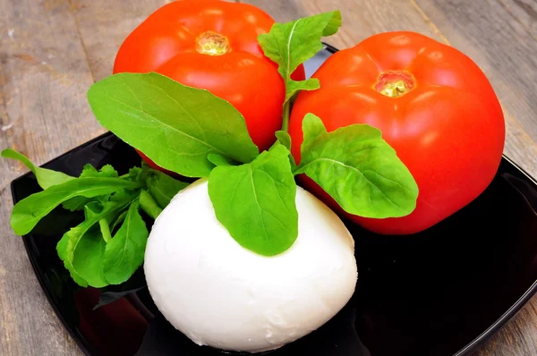 Pomodoro, mozzarella, rucola e basilico — Foto Stock