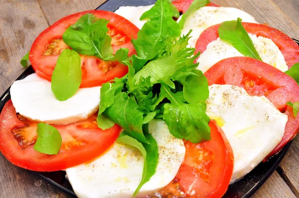 Salade de caprese italienne traditionnelle — Photo