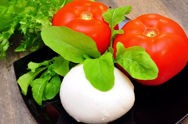 Tomaten, Mozzarella, Rucola und Basilikum — Stockfoto