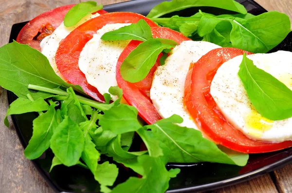 Geleneksel İtalyan caprese salatası — Stok fotoğraf