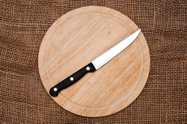 Нож на разделочной доске — стоковое фото