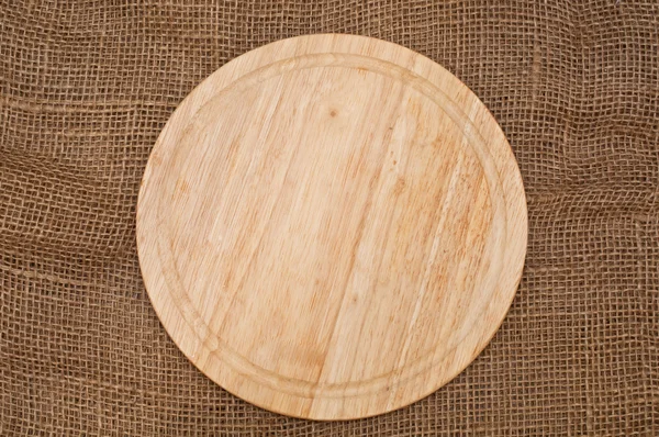 Tabla de cortar en una mesa de madera — Foto de Stock