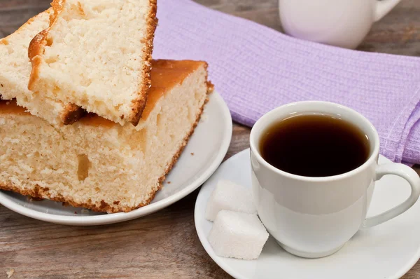 Caffè e torta sul tavolo di legno — Foto Stock