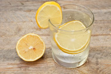 Bir bardak limonlu su 