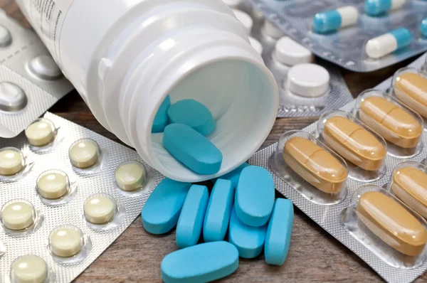 Medical pills on a wooden table — Stock Photo, Image