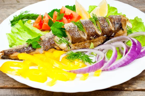 Merluza de pescado al horno con verduras en un plato — Foto de Stock