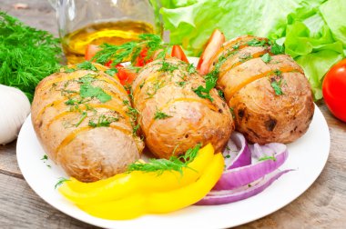 bir tabakta sebze ile fırında patates