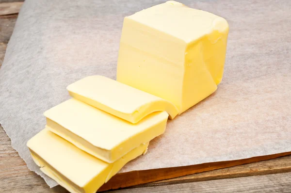 Butter in Pergamentpapier — Stockfoto