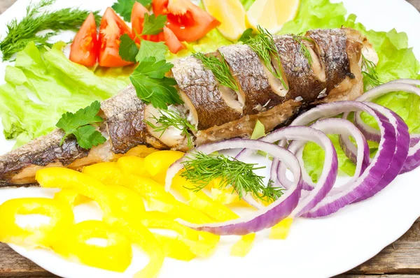 Merluza de pescado al horno con verduras — Foto de Stock