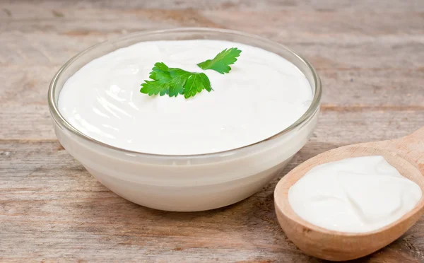 Sour cream in a glass bowl — Stock Photo, Image