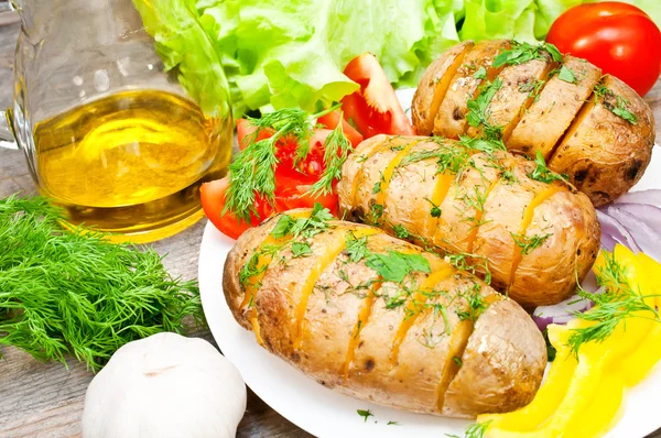 Patata al horno en un plato con verduras — Foto de Stock