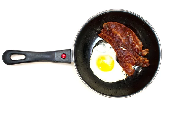 Tocino y huevos en una sartén — Foto de Stock