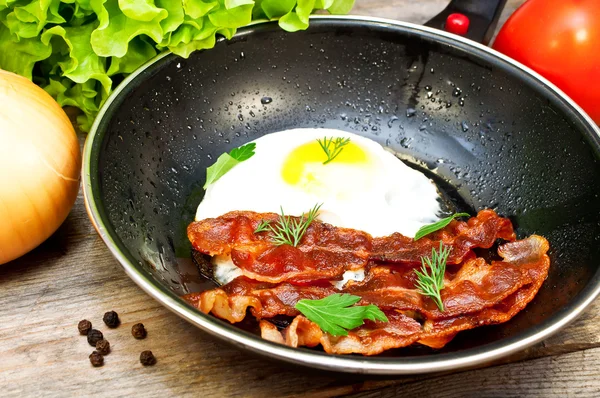 Bacon e uova in padella — Foto Stock
