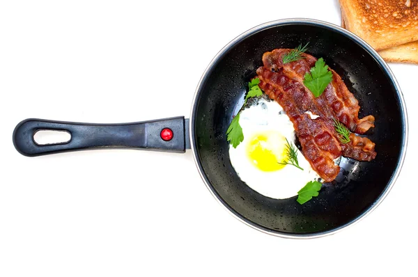 Tocino y huevos en una sartén — Foto de Stock