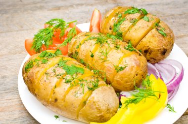 bir tabakta sebze ile fırında patates 