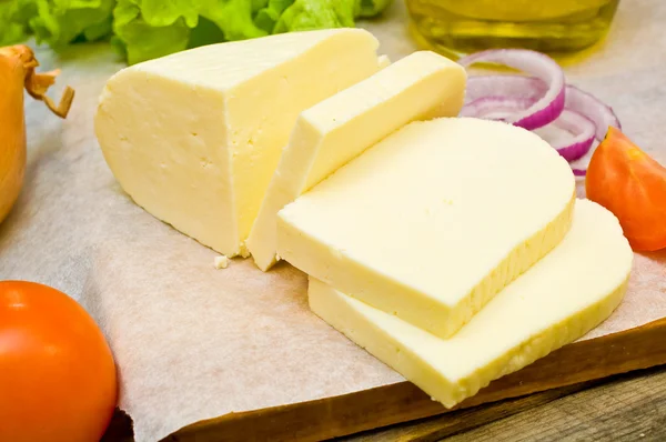 Měkký kozí sýr v misce se zeleninou — Stock fotografie