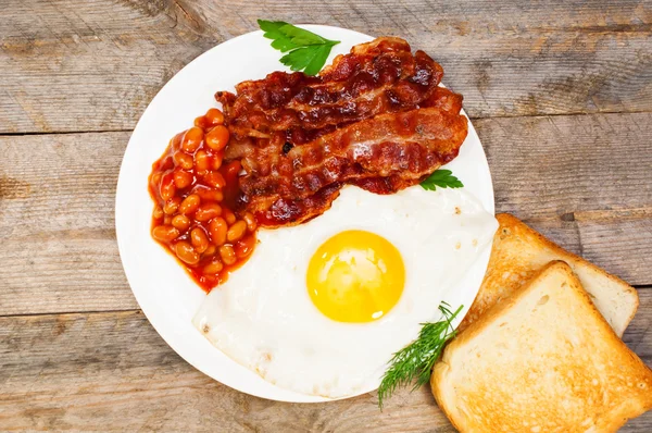 Uova fritte con pancetta e fagioli — Foto Stock