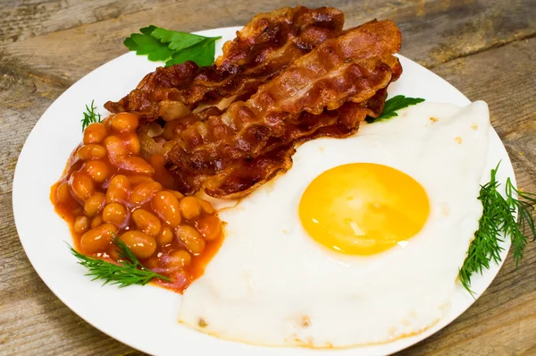 Uova fritte con pancetta e fagioli — Foto Stock