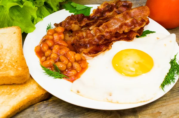 Uova fritte con pancetta e fagioli — Foto Stock